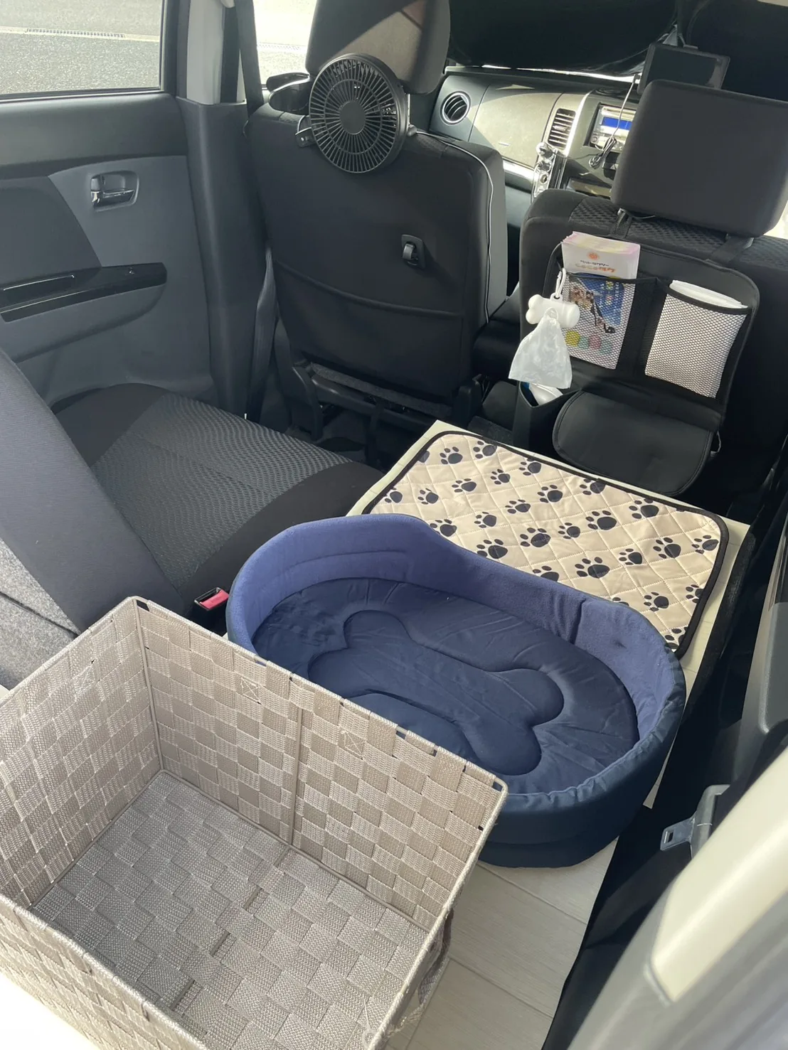ペットタクシーの清潔な車内｜滑り止めマットとペット用クッションを備えた室内