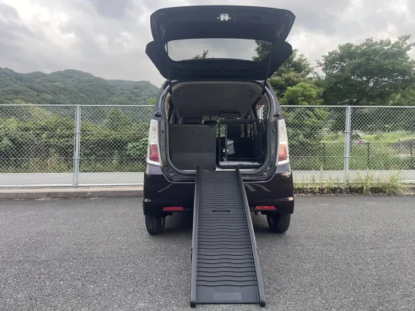 大型犬も乗り降りしやすい専用ペットスロープ（後方から）