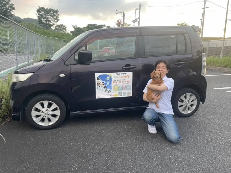 COCOタクの専用車両とスタッフ、愛犬（北九州市小倉）