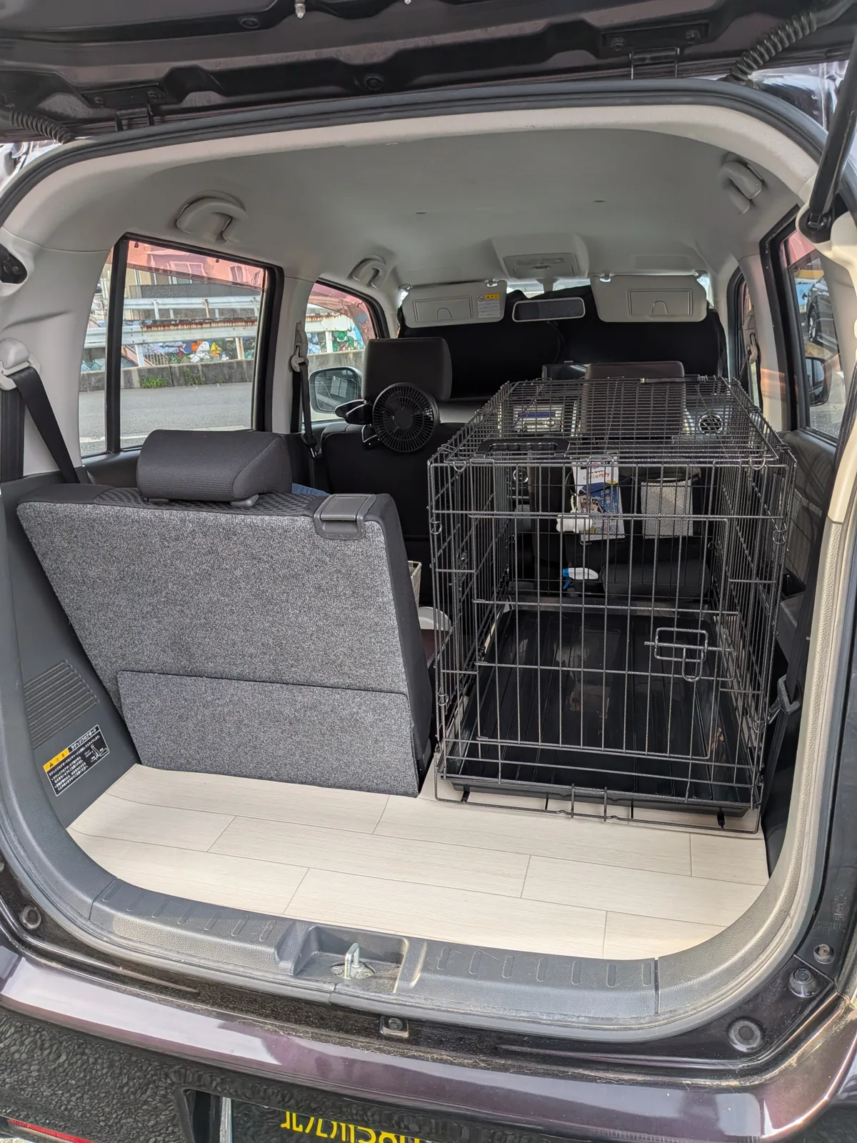 COCOタクの専用車両の後部。座席を倒してペット用のケージを設置し、扇風機も備えた状態