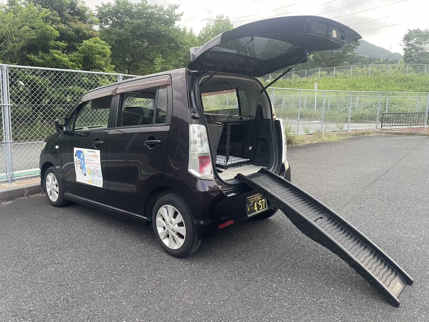 COCOタク北九州小倉店の車両後部に設置した専用スロープ。ケージを積んだ車内へ大型犬・高齢犬も乗り降りできる